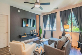 Modern 1BR Kierland Commons, TPC Golf, Pool, Gym, W-D
